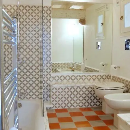 Maison De La Tour Антиб